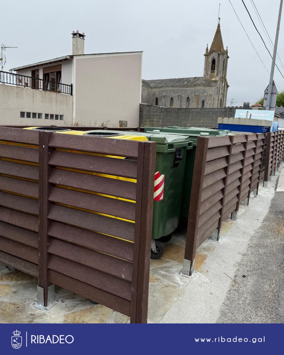 Ribadeo coloca cubrecontedores de material reciclado, que requirirán de pouca conservación. Xa se poden ver en Rinlo, que tamén conta con servizo de limpeza viaria propio.