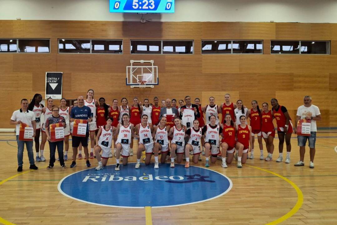 Ribadeo felicita á selección sub 18 de baloncesto feminino, que ven de proclamarse campioa de Europa.