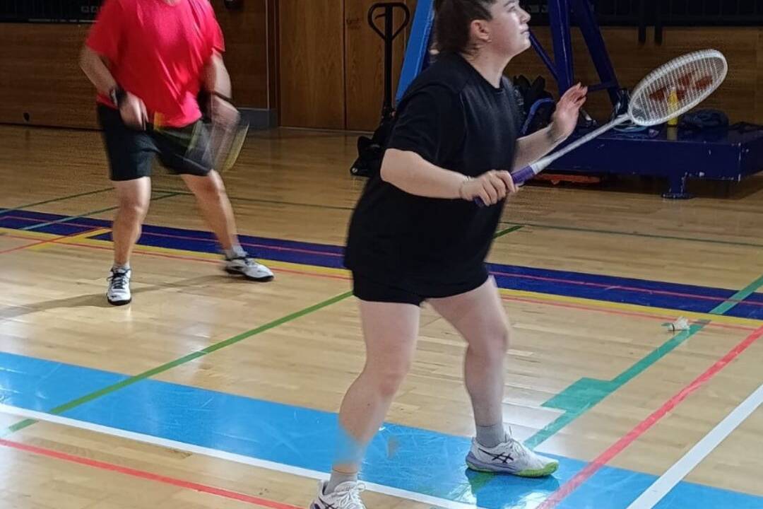 O pavillón municipal de Ribadeo acolle ata o 29 de setembro unha actividade de animación sociodeportiva Bádminton Corresponsables 2025. 2