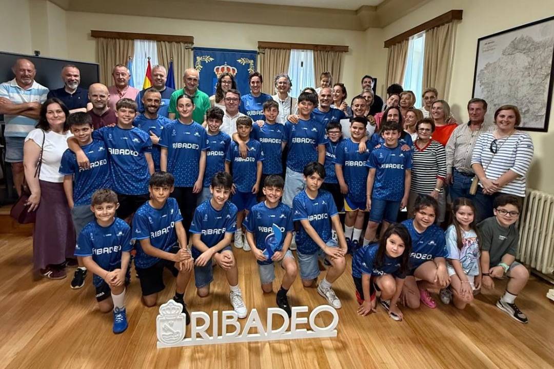 Recepción no Concello ao Club de Baloncesto Ría de Ribadeo antes de emprender viaxe rumbo a Córdoba para participar no Campionato de España de Minibasket.
