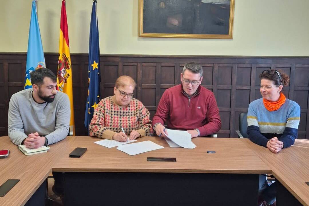 Concello de Ribadeo e Acisa asinaron o convenio trianual de colaboración polo que o colectivo empresarial recibirá 60.000 euros para a realización de campañas de dinamización.