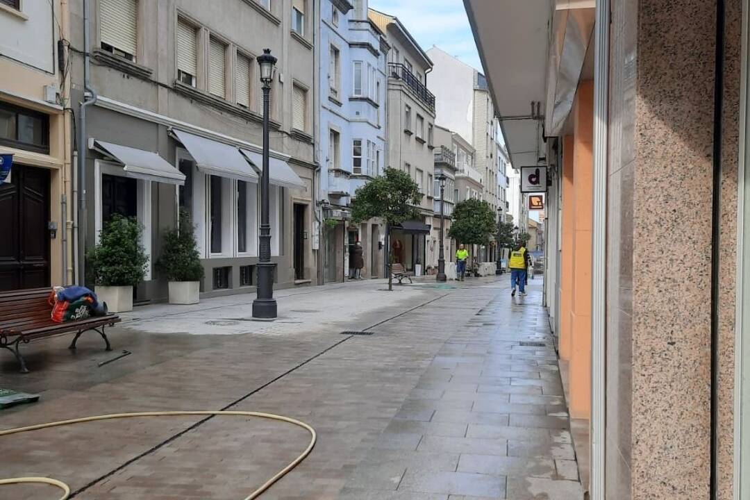 Remataron as obras de mellora da rúa Reinante, que xa queda totalmente aberta para os peóns.