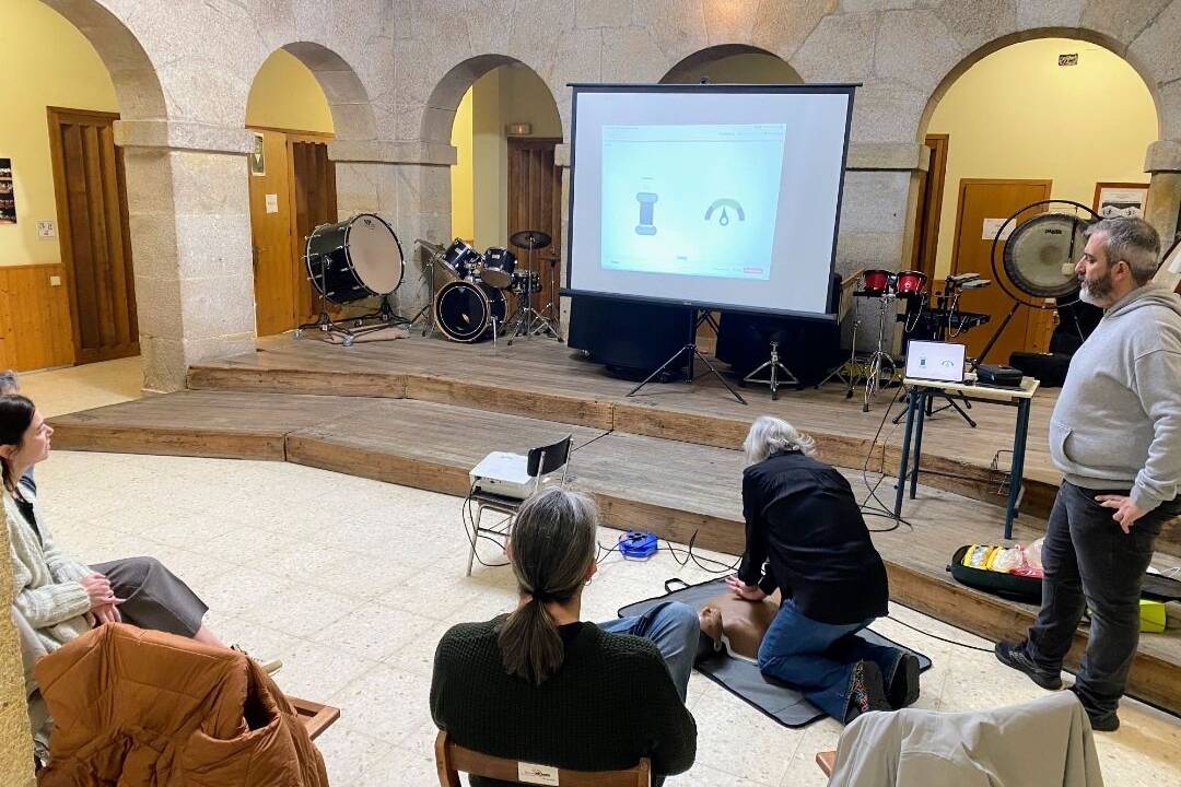 O profesorado da Escola Municipal de Música e Danza de Ribadeo actualízase en RCP e no uso do desfibrilador.