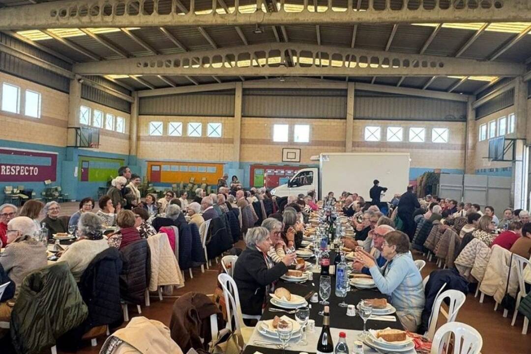 Máis de 150 persoas participaron no cocido de Antroido de Preto de ti en Ribadeo.