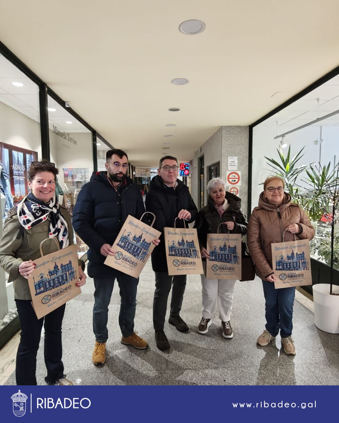 Acisa y el Ayuntamiento presentaron las nuevas bolsas para la campaña de Nadal del comercio asociado. Son 15.000 unidades cofinanciadas por la Xunta de Galicia. El alcalde, Dani Vega, subrayó el trabajo conjunto de Acisa, de la Xunta y del Ayuntamiento de Ribadeo para el tejido asociativo de una villa muy viva y dinámica. La presidenta de Acisa, Carmen Cruzado, agradeció la colaboración de todas las administraciones con las que trabaja el colectivo empresarial ribadense. En la presentación de las nuevas bolsas participaron el alcalde, Dani Vega, la concejala de Comercio, Marta Saiz, la presidenta de Acisa, Carmen Cruzado, la tesorera de la asociación, Manoli Torviso, y el gerente, Jesús Pérez.