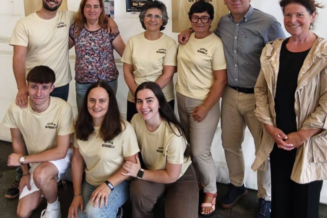 Ribadeo afronta unha fin de semana de intensa actividade gastronómica coa I Feira do Mel, a Festa da Ría e a Carne ao Caldeiro de Remourelle, ademais do Mercado do Camiño. A concelleira de Turismo e Comercio, Marta Saiz, subliñou que “o produto de calidade e de proximidade estará moi presente mañá, sábado, en Ribadeo e tamén en Remourelle. Na contorna da praza de abastos entre as 11 e as 21 horas celebrarase a I Feira do Mel con 17 postos chegados desde varios puntos da xeografía lucense. Haberá catas e un obradoiro de elaboración de velas de cera de abella. Ademais segue no parque de San Francisco o Mercado do Camiño de Santiago, que comezou este pasado martes e que se prolongará ata o vindeiro domingo, día 23, con diversidade de postos de artesanía e de produtos gastronómicos”. A edil ribadense seguiu a relatar: “mañá desde as 12 do mediodía, a carón da lonxa no peirao, terá lugar a cuarta edición da Festa da Ría, con mexillóns, con ostras e con música tradicional galega para saborear produtos do mar, produtos da nosa ría e pasar un sábado diferente en Ribadeo. E tamén mañá será a XIX edición da Carne ao Caldeiro, de Remourelle, na que se exaltará a tenreira rubia galega. Haberá xantar a partir das 14:30 horas con empanada e polbo, carne ao caldeiro, cachelos e pementos de Padrón, ademais de doces, café e bebida. Torneo de bolos e tardeo musical conforman a programación desta xornada”. Marta Saiz engadiu: “temos propostas para todos os gustos tanto en Ribadeo como nas súas parroquias, poñendo en valor a vila e tamén o noso rural, no noso produto de mar, de terra e da horta, porque non nos podemos esquecer do Mercado dos Domingos. Agardamos que o tempo acompañe e que todas as persoas, veciñas e visitantes, poidan disfrutar da ampla oferta gastronómica que esta fin de semana atoparán no noso concello. E moitas grazas aos organizadores e colaboradores polo seu traballo e pola súa implicación. Sen todos eles non sería posible contar con esta interesante axenda”.
