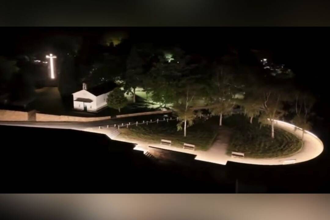 O monte de Santa Cruz loce nova imaxe. Á nova iluminación únese a mellora no pavimento da estrada de baixada.