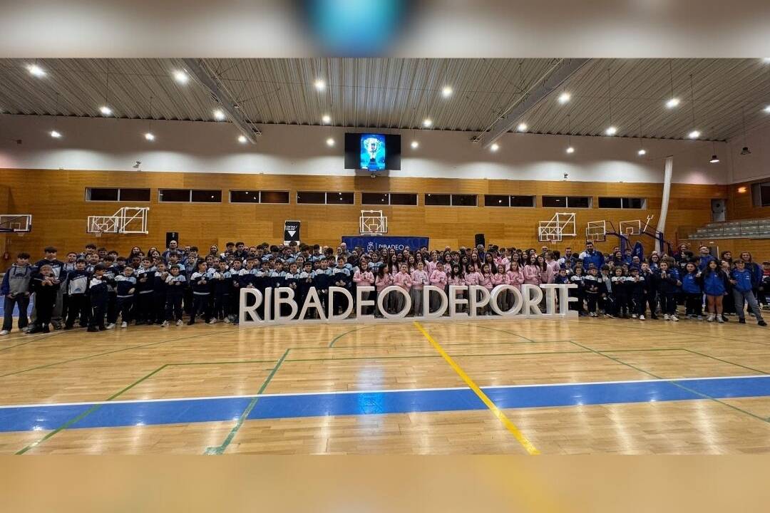 A atleta galega Julia Vaquero foi a estrela convidada á X Gala do Deporte do Concello de Ribadeo, que tivo lugar na tarde de onte.