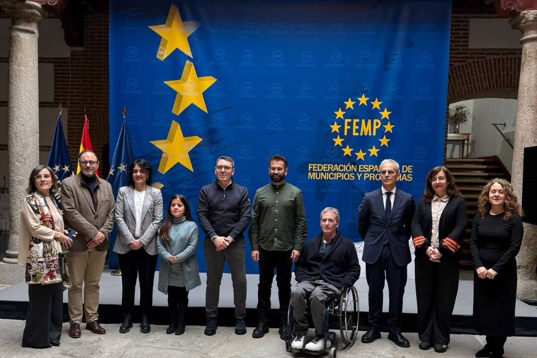 Ribadeo presenta un modelo inclusivo na FEMP: contrata unha persoa con discapacidade intelectual e leva adiante un proxecto piloto de mellora da accesibilidade coa colaboración de Cogami.