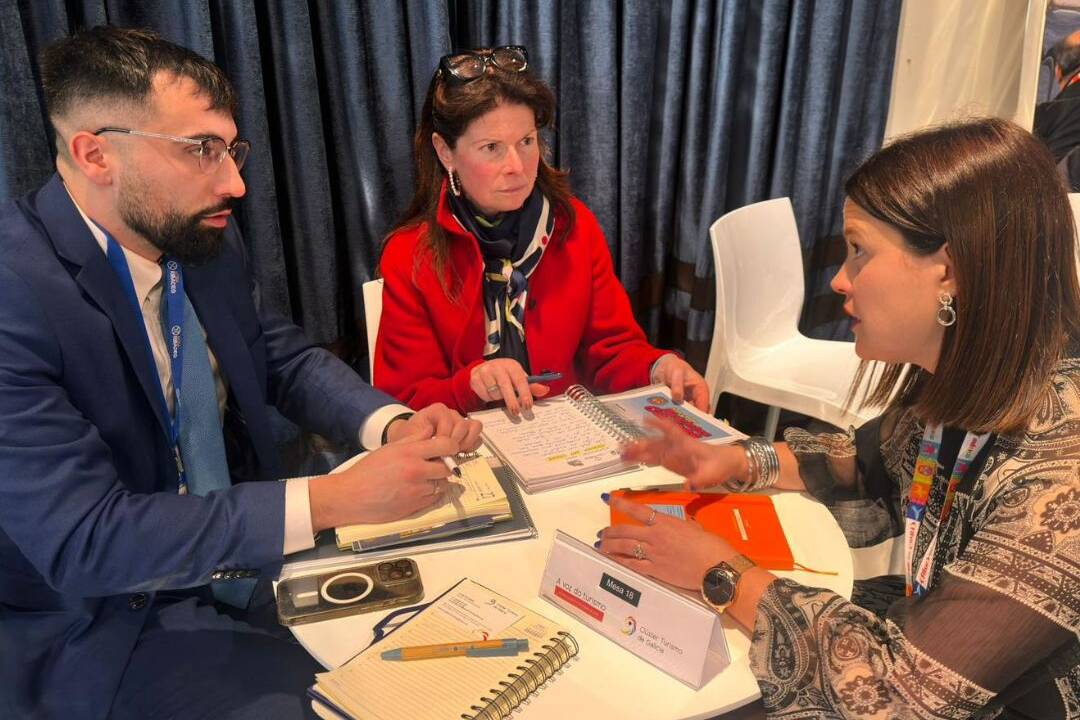 Ribadeo sigue presente en Fitur mantendo xuntanzas de traballo ao longo deste día. 2