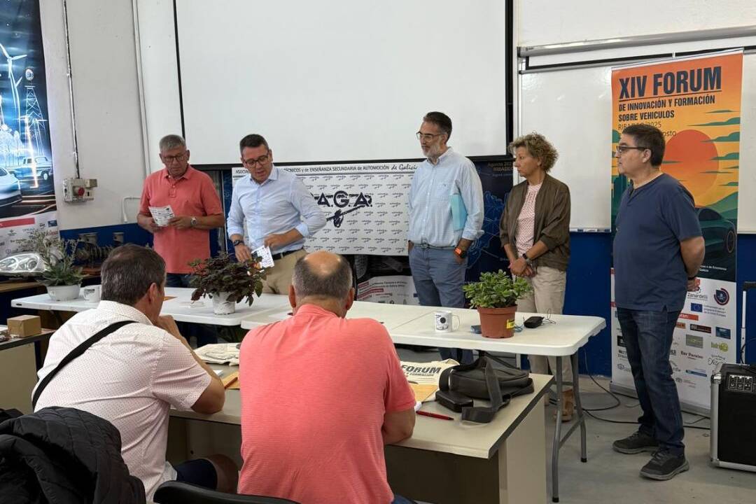 O alcalde participou na inauguración do XIV Fórum de Innovación e Formación sobre Vehículos, que se celebra en Ribadeo organizado por Apaga.