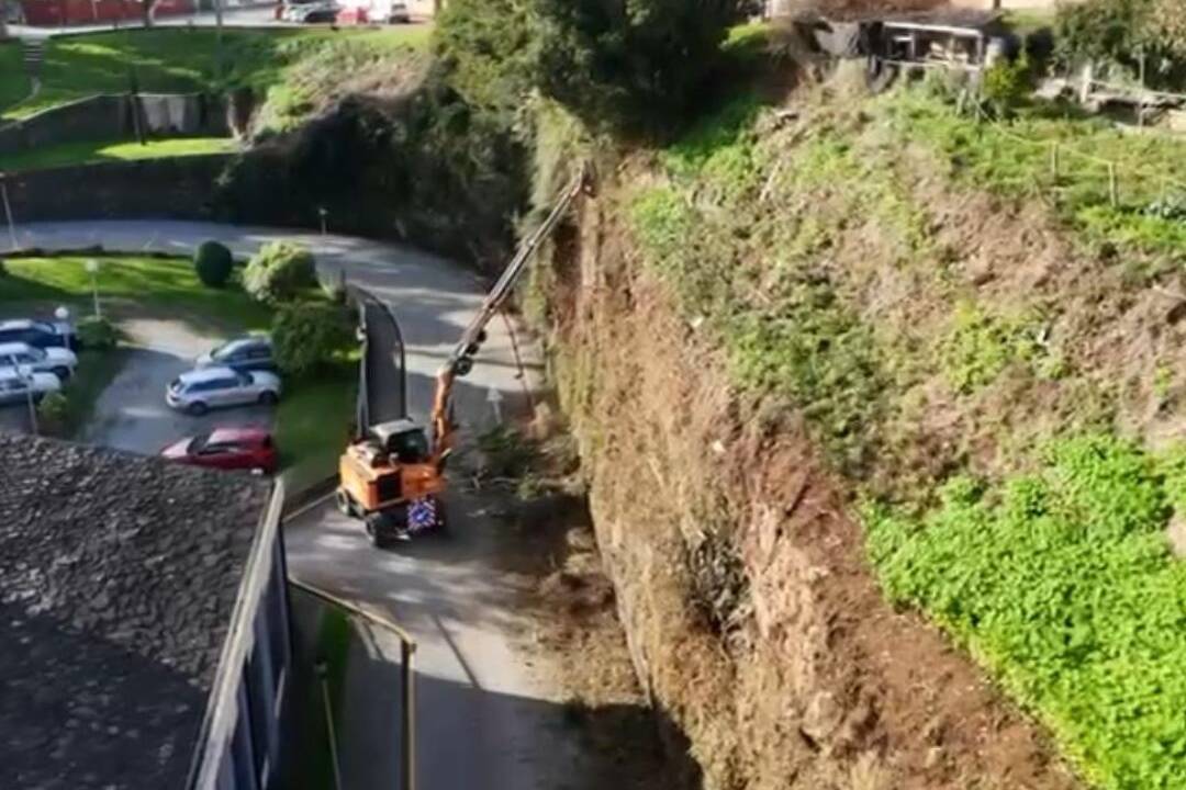 Ribadeo realiza tarefas de limpeza no entorno da fonte de Guimarán e noutros puntos da zona portuaria.