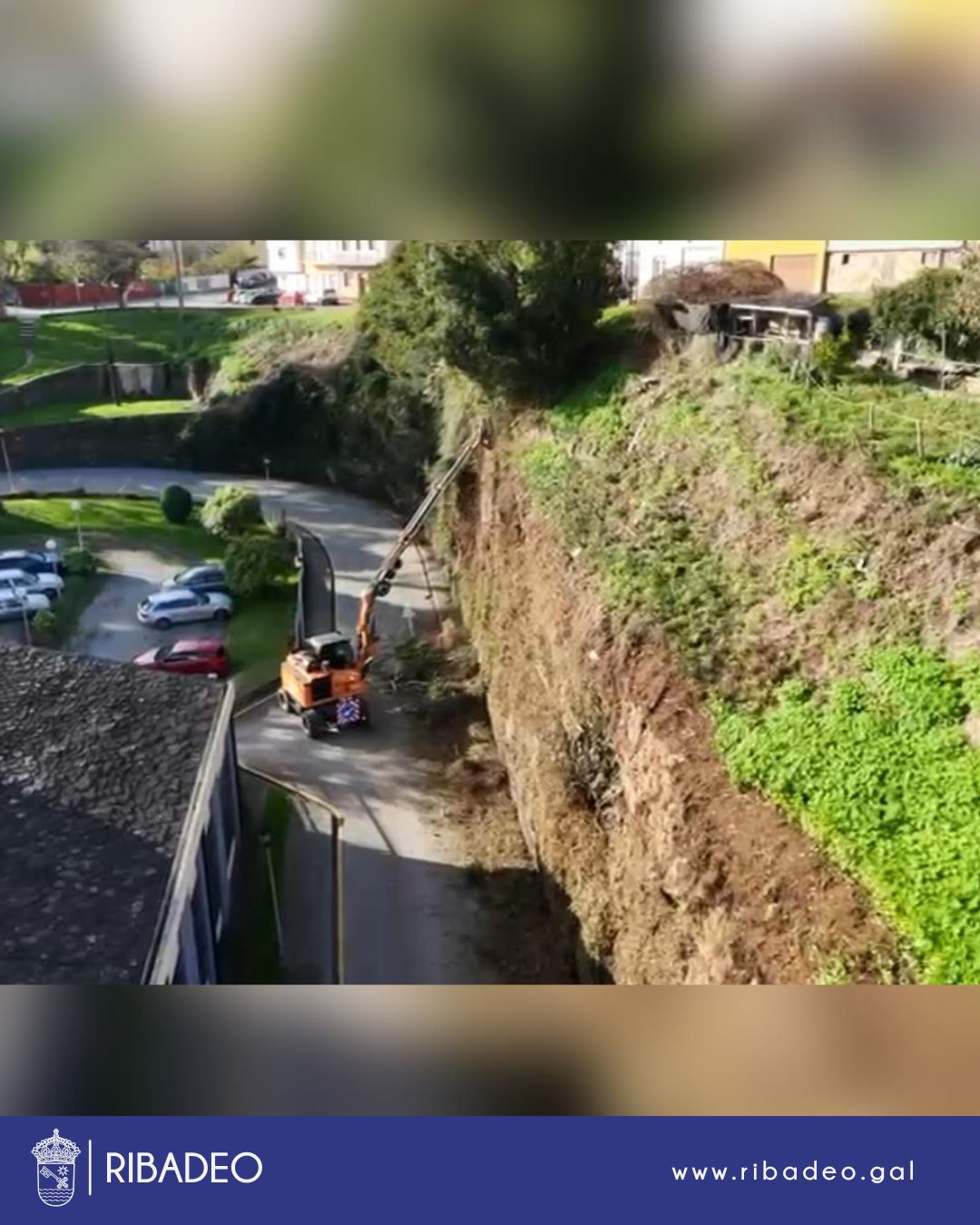 Ribadeo realiza tarefas de limpeza no entorno da fonte de Guimarán e noutros puntos da zona portuaria.