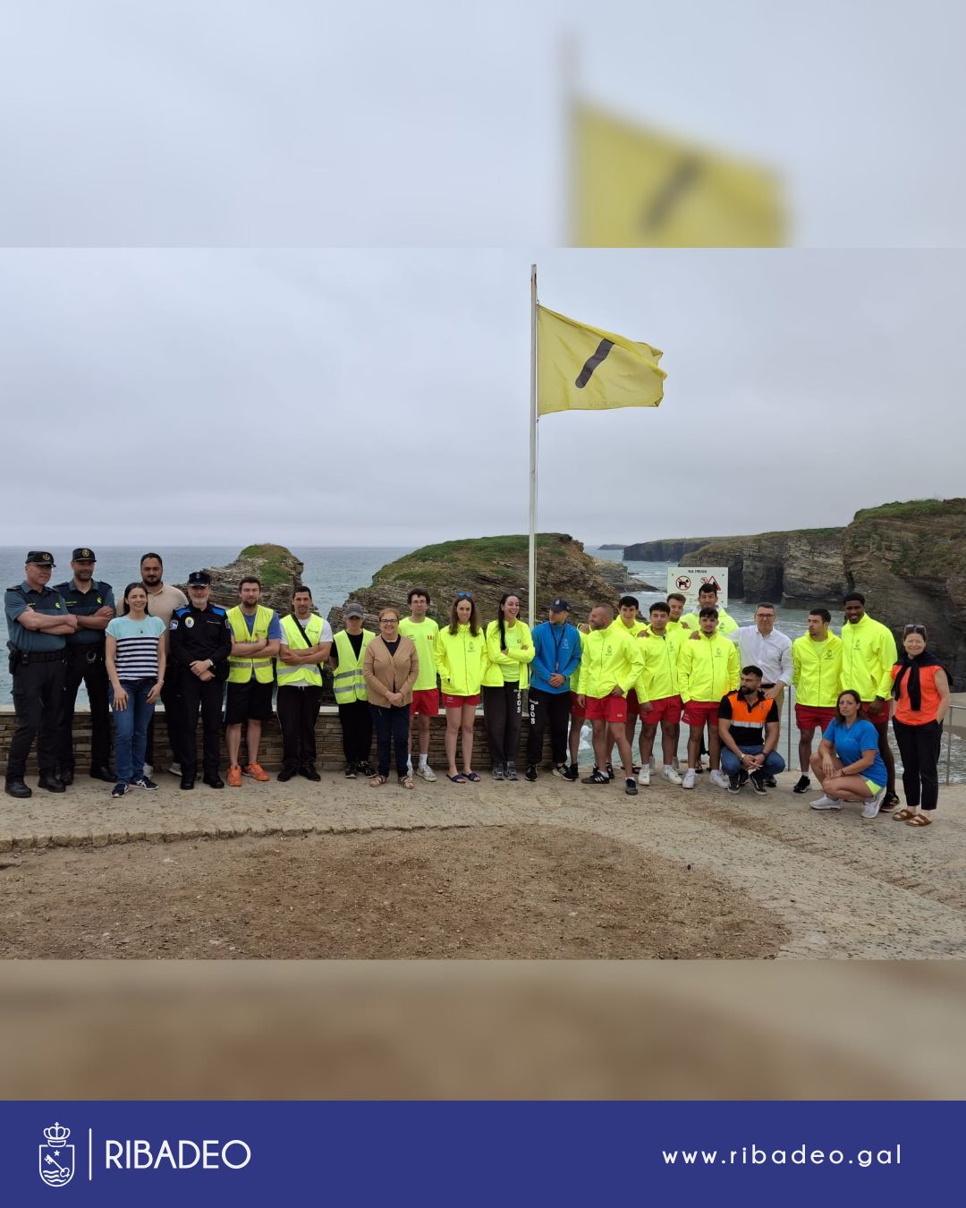 Ribadeo presentou o Plan de Salvamento e Seguridade para este verán e procedeu ao izado da bandeira azul na praia das Catedrais.