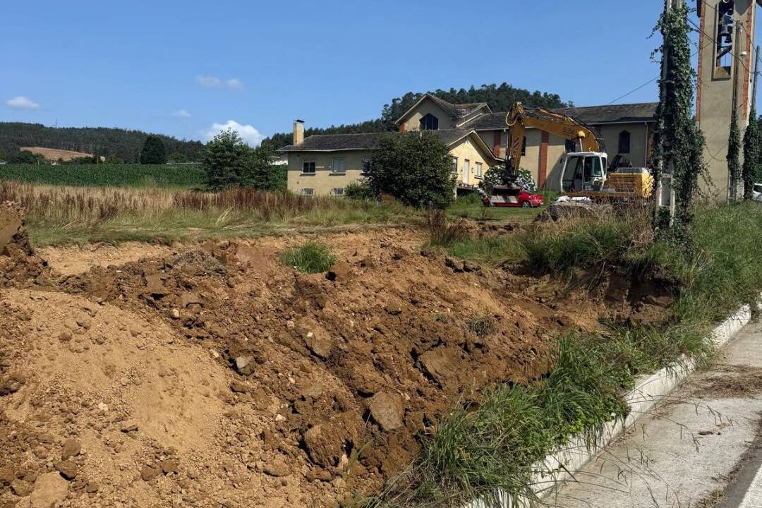 Comezaron as obras de construción dun aparcadoiro a carón da igrexa de Santalla.2