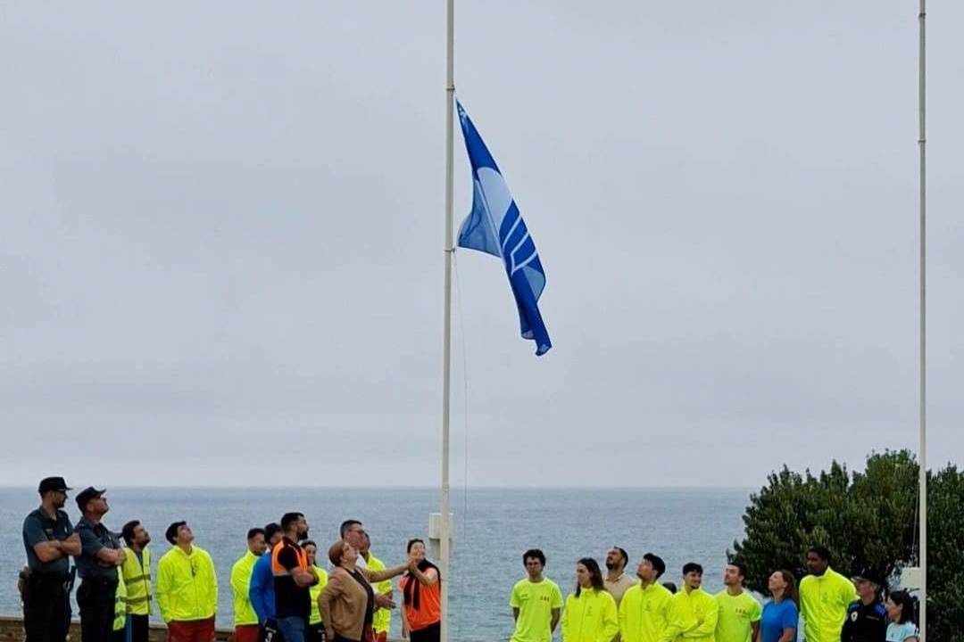 Ribadeo presentou o Plan de Salvamento e Seguridade para este verán e procedeu ao izado da bandeira azul na praia das Catedrais 2