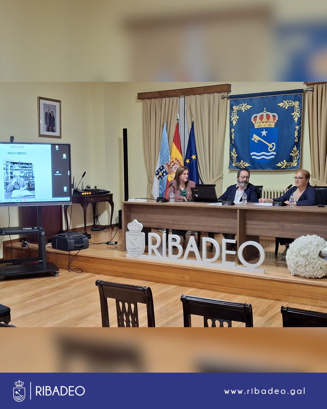 O Salón dos Alcaldes do Concello de Ribadeo acolleu a presentación do libro 'Bo proveito, amiguiños. Lugo, 90 anos de radio', do xornalista Paco Nieto.