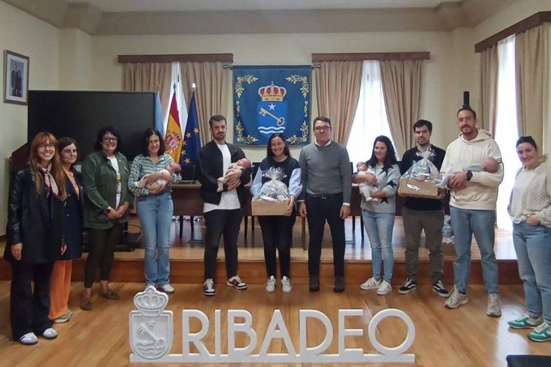 Ribadeo entregou cestiñas dos arrolos aos novos bebés do municipio.