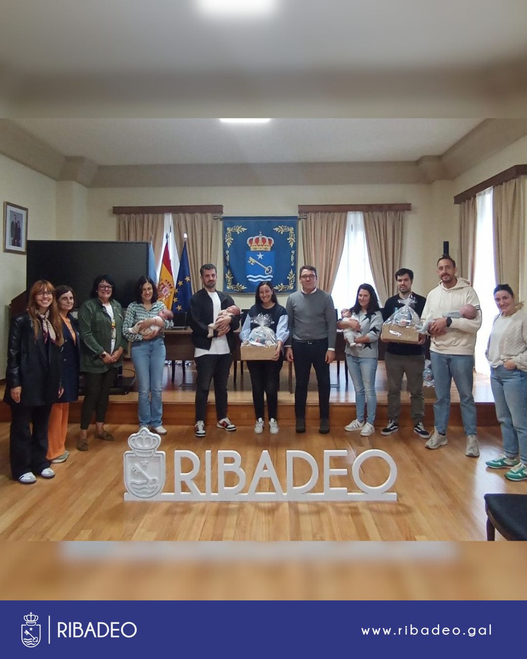 Ribadeo entregou cestiñas dos arrolos aos novos bebés do municipio.