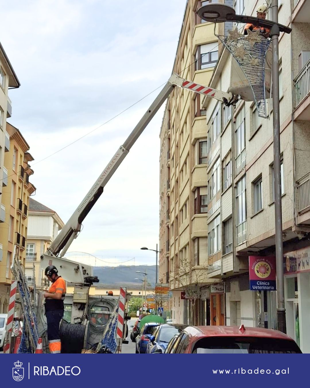 Ribadeo vístese de Nadal coa instalación do alumeado ornamental destas datas.