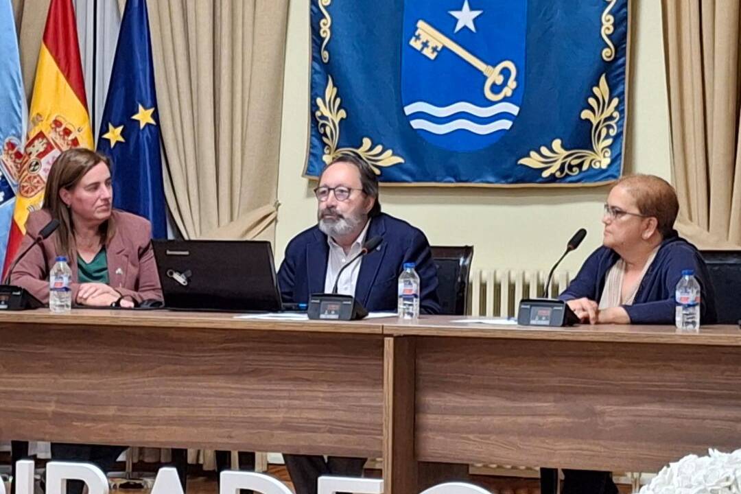 O Salón dos Alcaldes do Concello de Ribadeo acolleu a presentación do libro 'Bo proveito, amiguiños. Lugo, 90 anos de radio', do xornalista Paco Nieto. 2