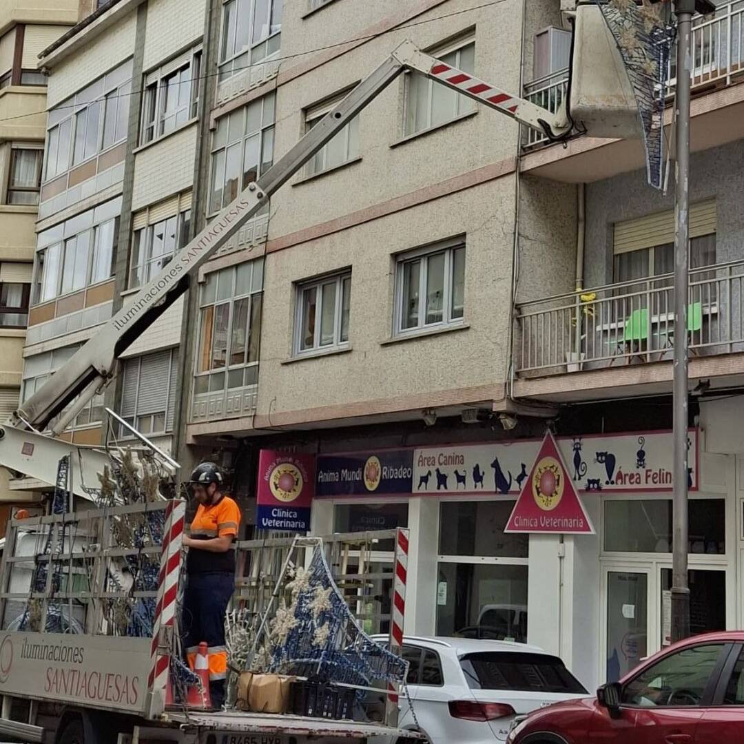 Ribadeo vístese de Nadal coa instalación do alumeado ornamental destas datas.