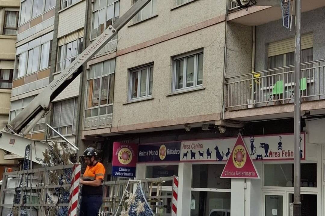 Ribadeo vístese de Nadal coa instalación do alumeado ornamental destas datas.