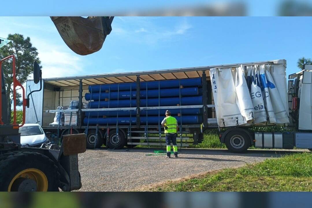 En Ribadeo deron comezo as obras da renovación da tubaxe da rede de abastecemento da auga, que suporán un investimento de 7,5 millóns de euros.
